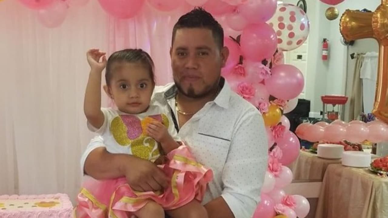 Los médicos le han dicho a su esposa que no hay nada más que hacer por él, que su cerebro ha muerto, pero ella está convencida de que no le dan la opción de trasladarlo a otro hospital por no tener papeles.