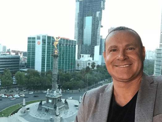 "Regresando muerto de cansancio de tanto trabajo y me encuentro con esto. Se me habia olvidado felicitarte por tus 2 meses cumplidos hijito mío. Con esa sonrisa nunca hay cansancio", escribió Alan Tacher desde la Ciudad de México.