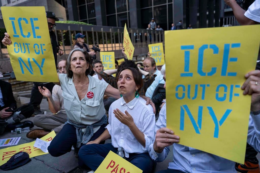 La protesta surge en respuesta a lo que los manifestantes describen como detenciones indebidas y separaciones familiares por parte de ICE en comunidades de Nueva York.