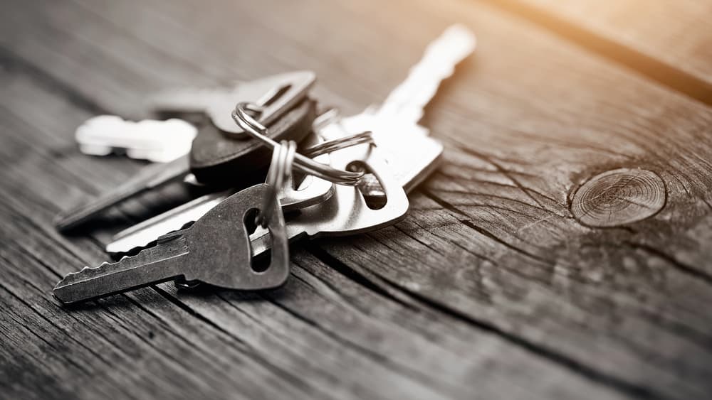 Toma una llave por cada puerta y tocando la entrada de cada una, dirás: "bloqueo los ladrones de entrar a este lugar, bloqueo esta puerta para hacerla invisible a sus ojos". Repite esto en cada puerta. Luego ata todas las llaves con una cinta roja y cuélgalas en tu entrada principal, por la parte de dentro, por supuesto.