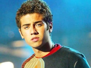 En la adolescencia logró ser parte de uno de los programas más populares en España: Operación Triunfo y en el 2003 fue uno de los finalistas, grabó su primer álbum 'Primera Escena' y hasta tuvo una gira de conciertos.