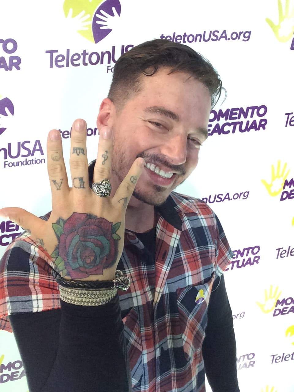 J Balvin: "HAZ TU APORTE #teleton2015".