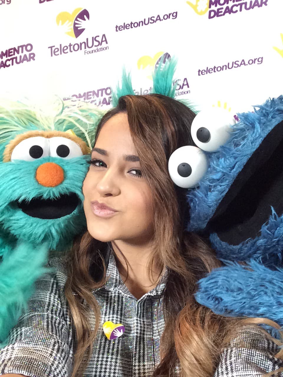Becky G: "Únete a @TeletonUSA y convierte miles de sueños en realidad. ¡Llegó el #MomentoDeActuar".