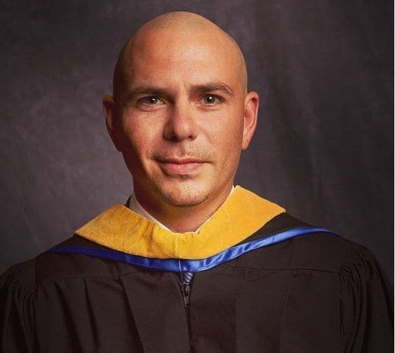 Como todo un maestros, Pitbull presumió esta foto de su graduación.