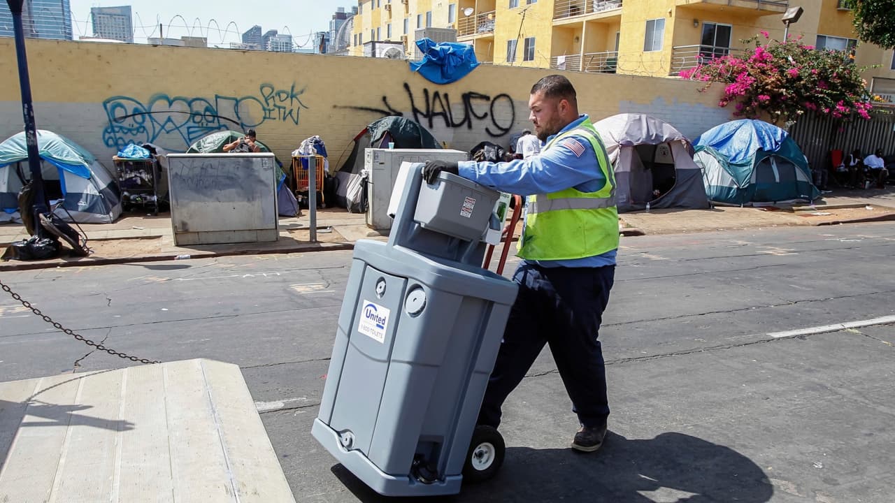 Fumigan calles de San Diego para combatir brote de hepatitis A que ha dejado 16 muertos