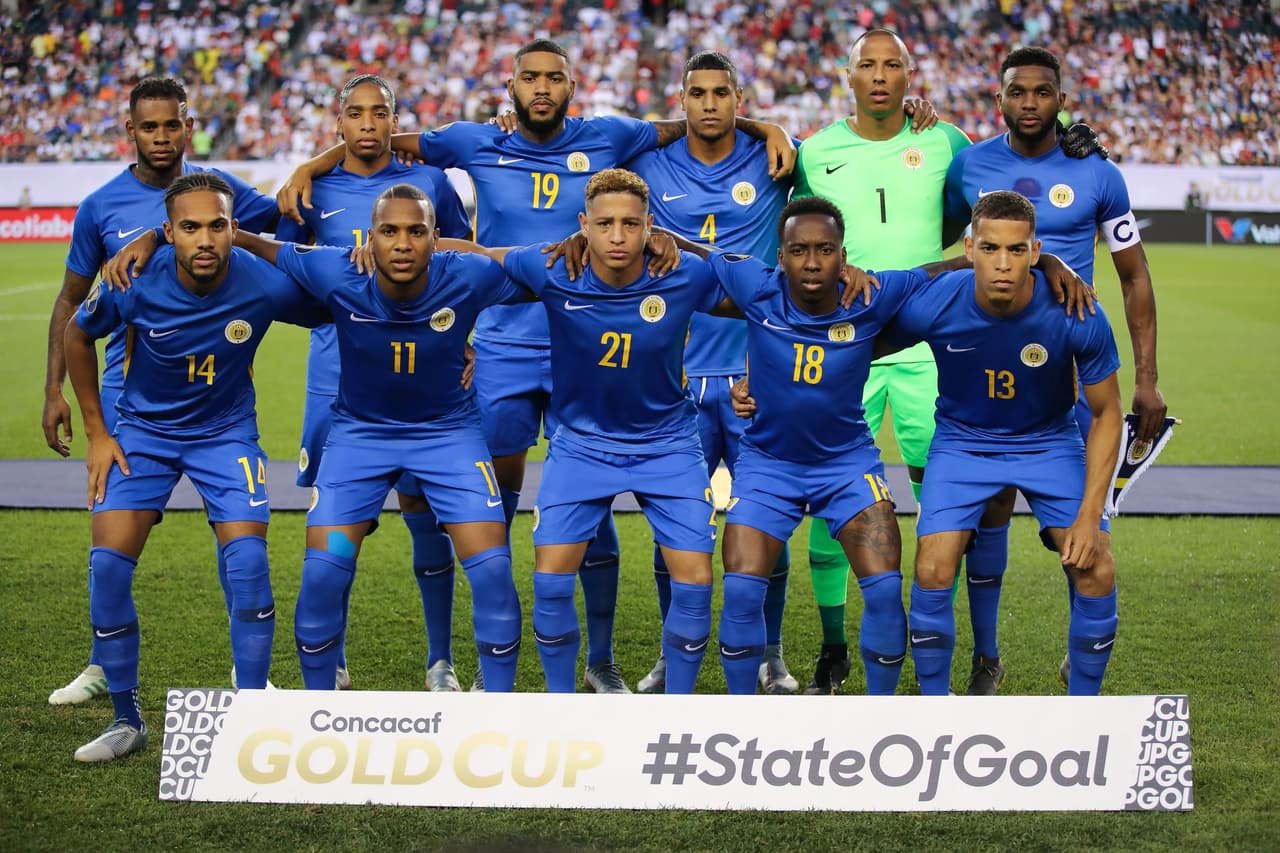 Curazao jugó con Eloy Room; Cuco Martina, Darryl Lachman, Ayrton Statie, Jurien Gaari; Leandro Bacuna, Shermaine Martina, Elson Hooi, Gevaro Nepomuceno; Kenji Gorre y Jafar Arias.