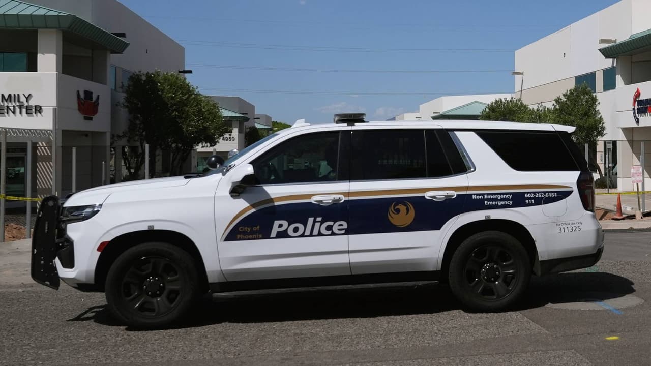 Piedras contra una ambulancia y la policía: Arrestan a Casper Corbert en Phoenix