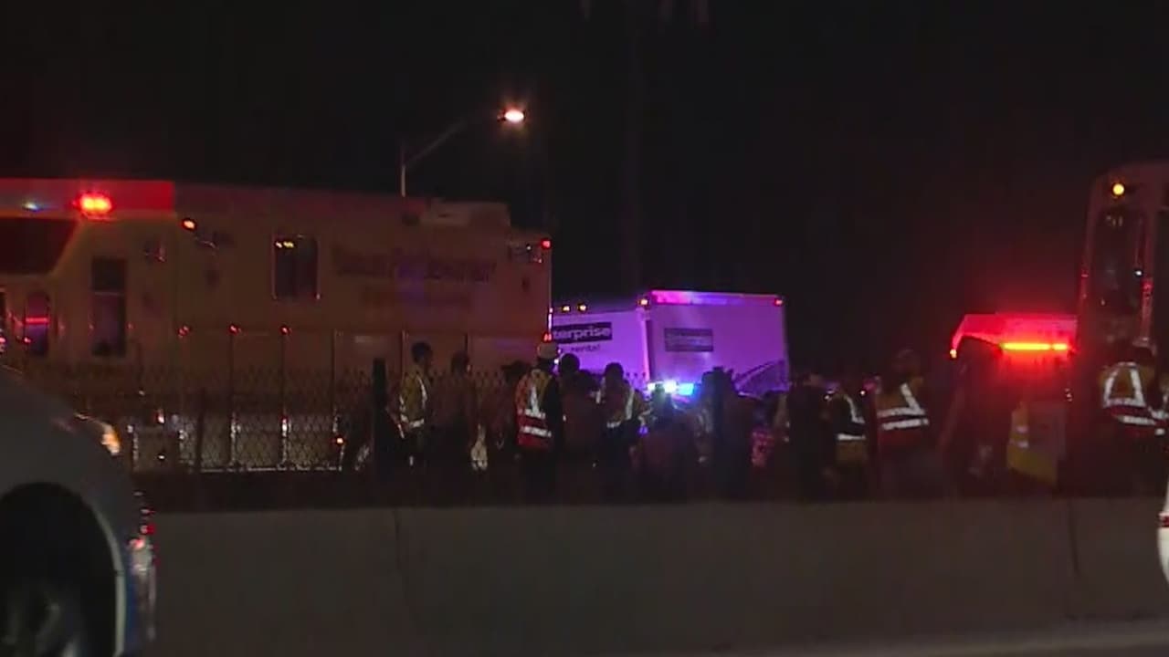 Una persona muerta y varios heridos después de que un carro cae en las vías de la línea azul