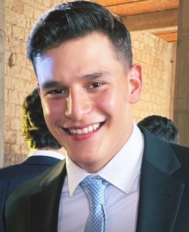 José Eduardo, el hijo que Vanessa Guzmán y Eduardo Rodríguez tuvieron, está celebrando su cumpleaños número 22. A través de Instagram, sus padres le enviaron cariñosas felicitaciones.