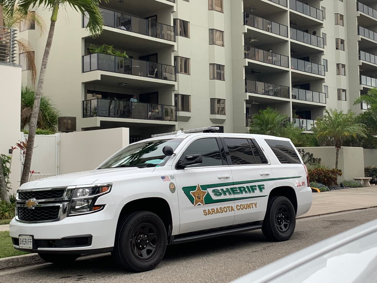Hombre muere a tiros durante desalojo de apartamento en Sarasota; amenazó a policías con un cuchillo