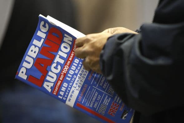 2. LANSING, MICHIGAN- Si así lo prefieres puedes hacerte dueño de una casa por menos de $60 mil en Lansing. Esta ciudad ha sufrido los estragos de la caída de la industria del automóvil, además de una serie de despidos a trabajadores estatales debido a recortes en el presupuesto. La pérdida de empleos ha provocado que muchos propietarios decidan vender sus residencias al ya no poder pagar más sus hipotecas. En este sitio te podrás encontrar con muchas casas embargadas y si tienes suerte podrás tener grandes descuentos en ventas convencionales.