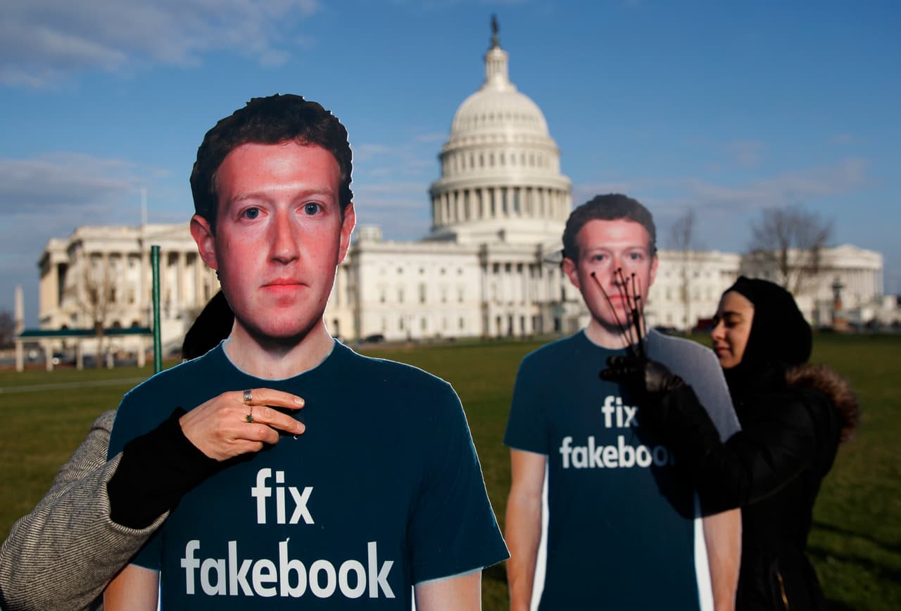 La popular red social sufre la mayor crisis de su historia luego que los datos privados de unos 87 millones de usuarios fueran robados y usados por 
<a href="https://www.univision.com/noticias/politica/10-claves-que-explican-como-cambridge-analytica-metio-a-facebook-en-la-peor-crisis-de-su-historia" target="_blank">una consultora (Cambridge Analytica) que trabajó para la campaña de Trump</a>. Mark Zuckerberg será interrogado en el Capitolio durante dos días.