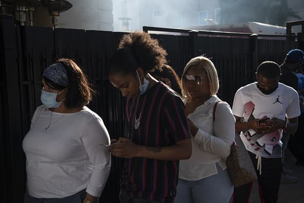 Los bares y establecimientos similares pueden aumentar su capacidad al 50% siempre y cuando los clientes permanezcan sentados.