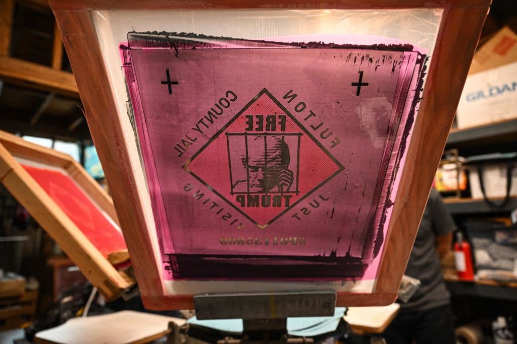 "Liberen a Trump" se lee en el diseño adjunto a la foto sin precedentes de un expresidente de EEUU.