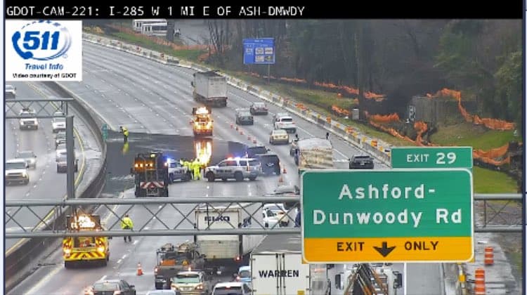 La lluvia inundó este viernes los tres carriles a la izquierda de la carretera I-285 hacia el oeste, antes de salida de Ashford Dunwoody.