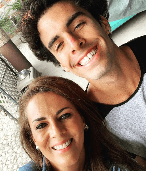 En sus redes sociales, el joven presume sus mejores ‘selfies’, momentos junto a su mamá, algunos de sus próximos proyectos e imágenes acompañado de su hermano.