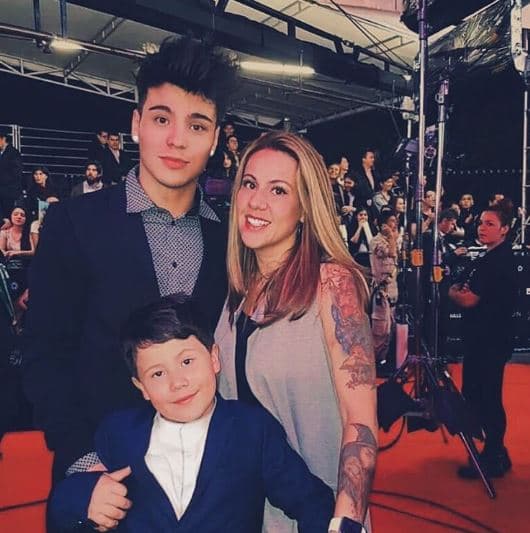 Fue criado por su madre, Karen Villalobos, y su abuela.