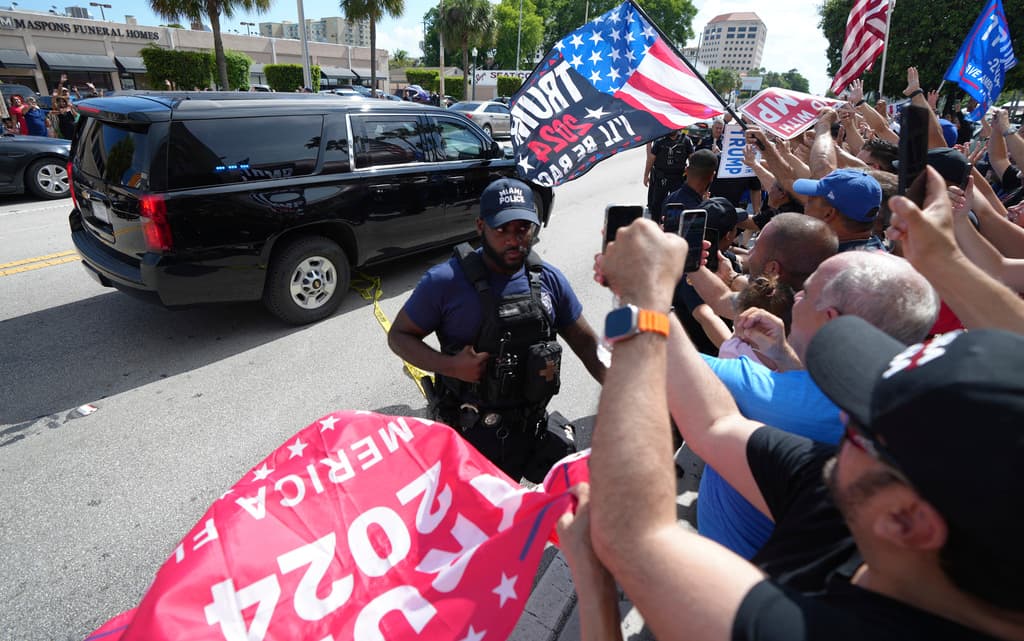 En este icónico lugar cubano lo esperaban decenas de simpatizantes. Un movimiento del expresidente en su ánimo de buscar cortejar el voto latino.