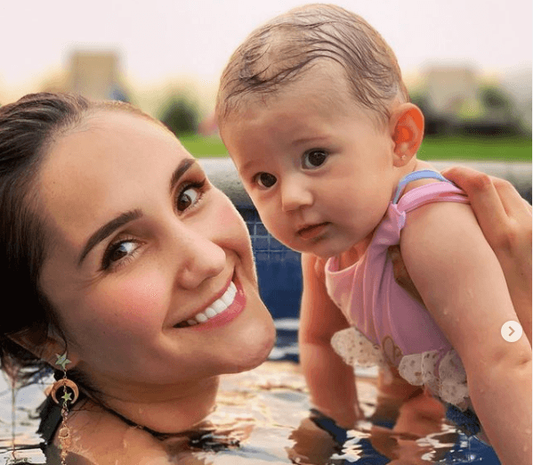 La artista está feliz con la complicada vida que ahora lleva, pues divide su tiempo en su faceta de madre, esposa y cantante: "Yo paso mucho tiempo sola, pero de pronto me ayuda mi mamá. Estoy con la bebita, le doy de comer. Cuando puedo tener tiempo hago mis cosas; para empezar bañarte y comer, ya eso es un logro, hacer ejercicio", dijo a People en Español.
