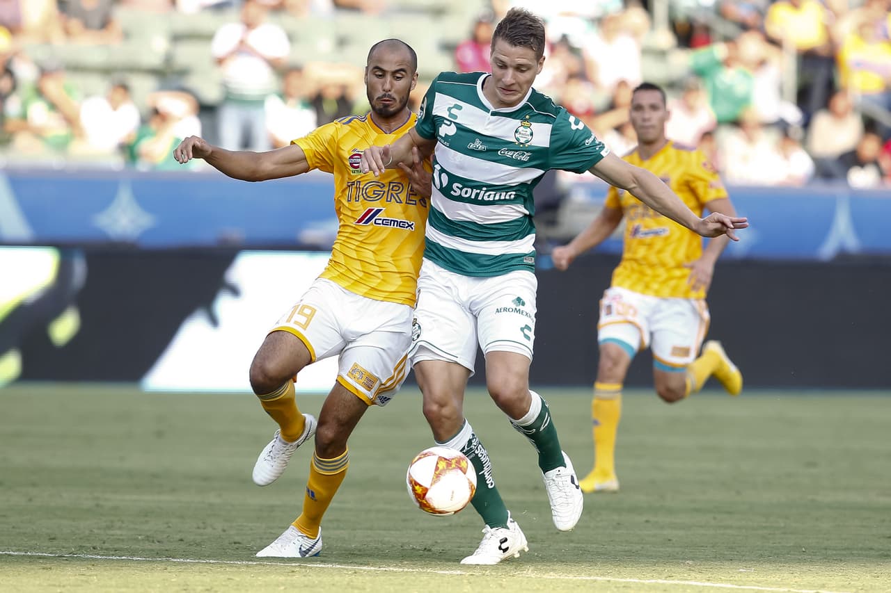 Su paisano que no pudo brillar, Julio Furch, mostró que está fuera de ritmo y nunca pudo superar la cobertura de su otro compatriota Pizarro.