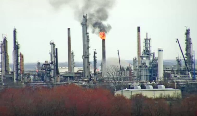 Dos hombres heridos en explosión en refinería en New Castle