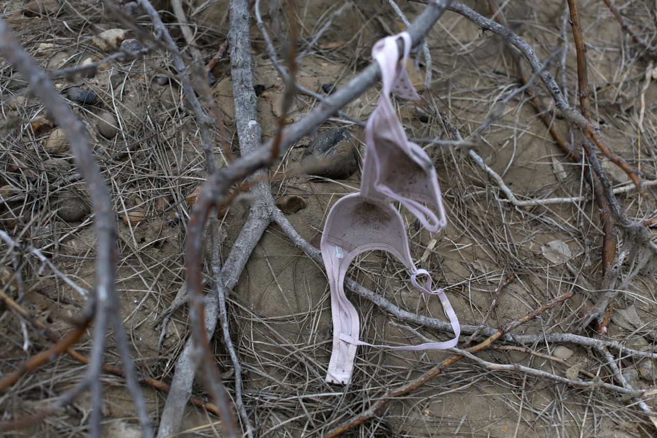 Un brassiere entre las ramas cercanas a la frontera, en el lado estadounidense de la región entre Roma, Texas, y Ciudad Alemán, Tamaulipas. Las autoridades migratorias de EEUU
<a href="https://www.univision.com/noticias/inmigracion/patrulla-fronteriza-inmigrantes-100-personas" target="_blank">anunciaron a inicios de marzo</a> que aumentarán el número de patrullajes en la zona e incluso invitaron a voluntarios para unirse a la tarea.