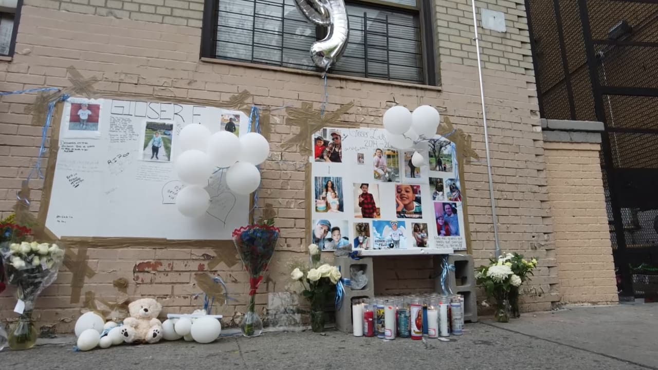 Desde la calle Monroe, donde residía el pequeño Gioser Feliz con sus padres, en El Bronx, 
<b>los vecinos le rinden homenaje con un altar lleno de fotos, globos blancos, flores, velas y osos de peluche</b>, además de dedicatorias escritas.