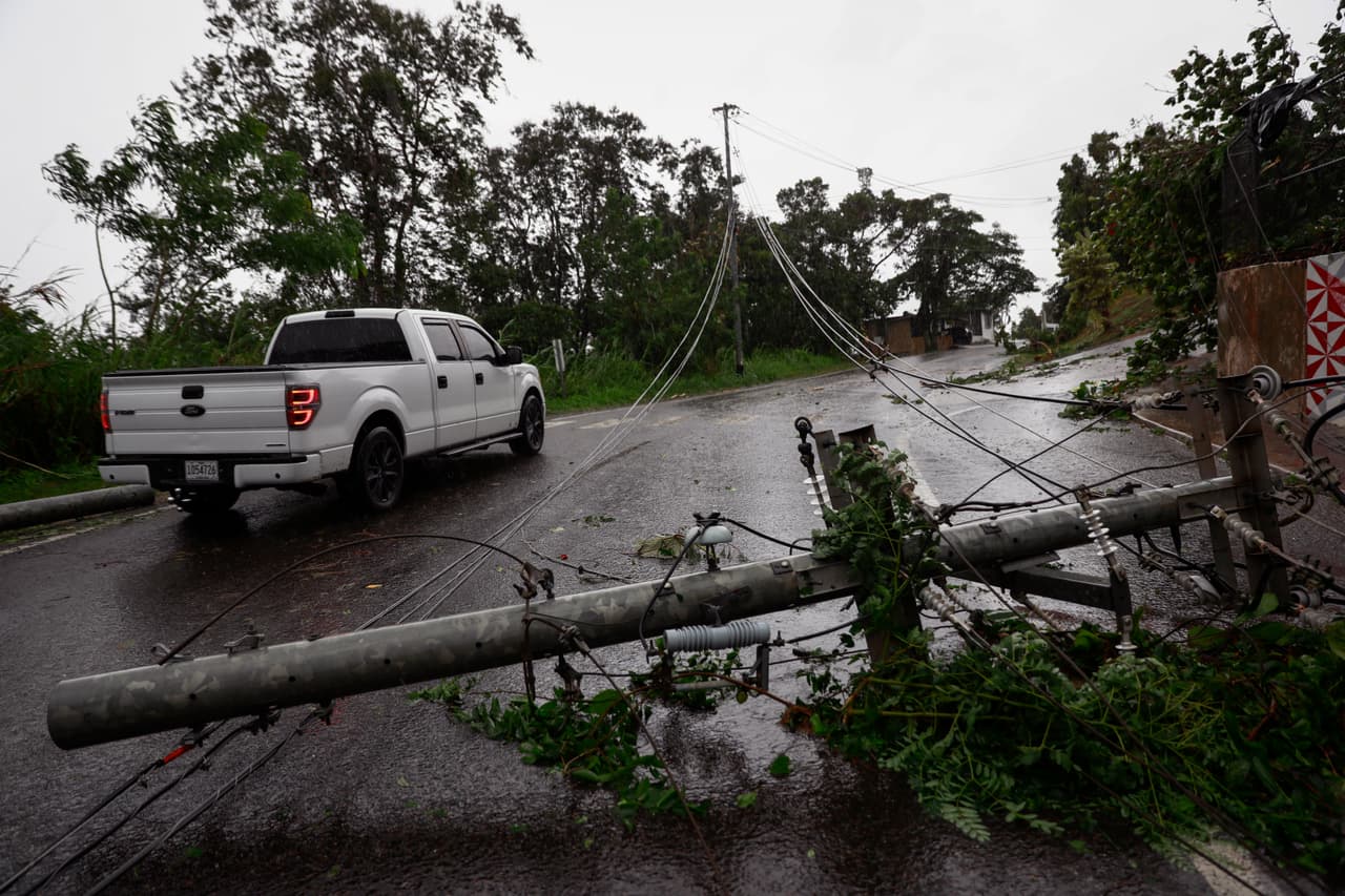 Miles de personas se quedaron sin servicio eléctrico. En Cayey, los vientos provocaron la caída de cables y postes de luz.