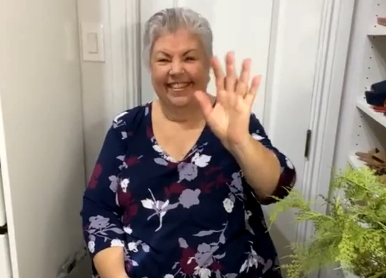 E incluso también tuvo como invitada de honor a la mamá de Carlos Ponce, quien estuvo atenta a su tutorial y se comprometió a ayudarle a contestar todos los mensajes de sus fans.