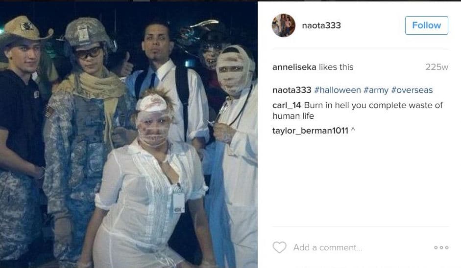 Santiago compartiendo con un grupo de amigos en una celebración de Halloween.