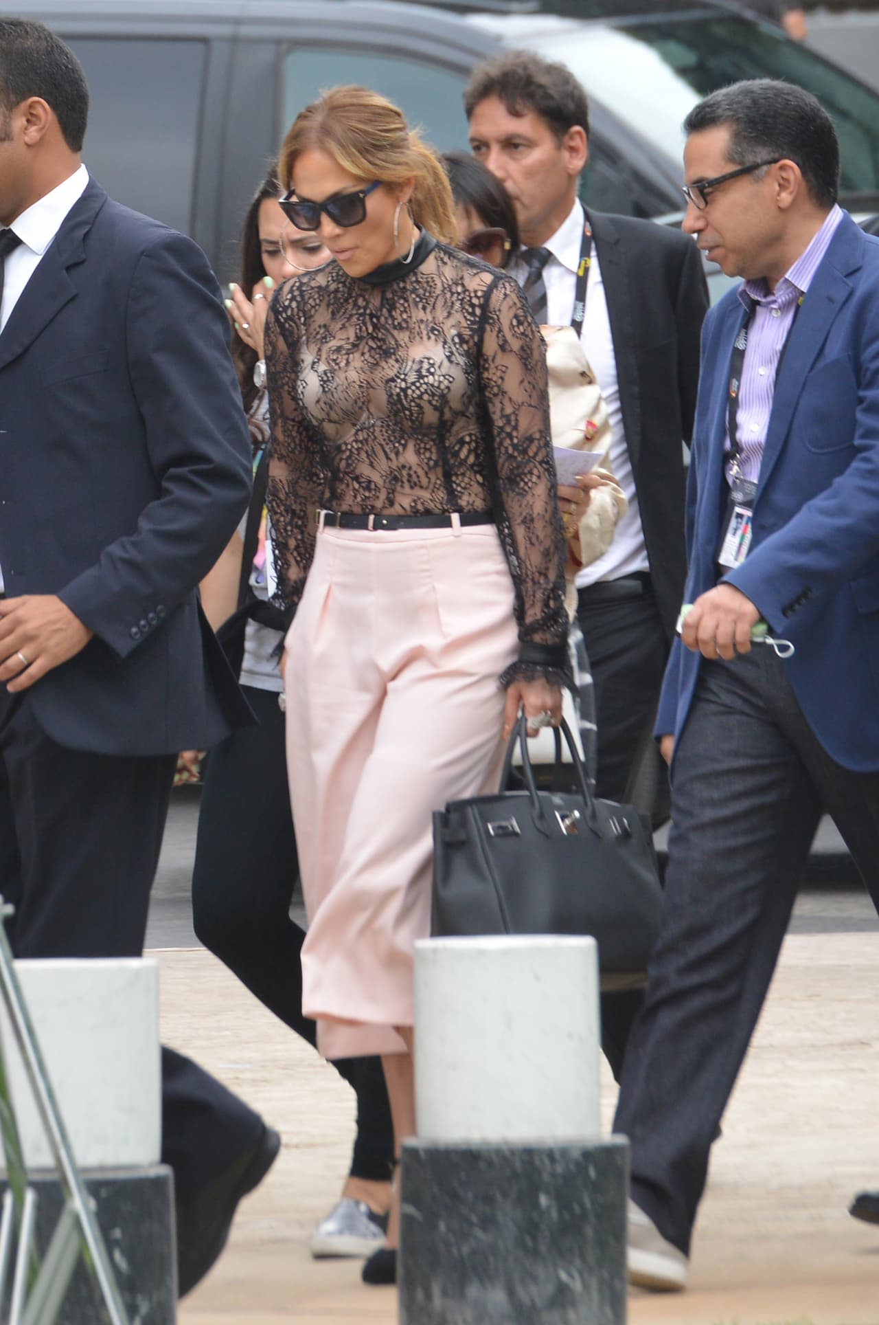 Una falda larga en tono rosa con una transparente blusa negra la hacen lucir muy sensual.