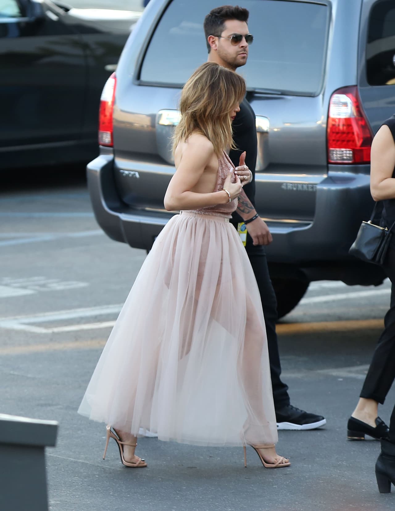 Qué tal este lindo vestido de princesa, con tela transparente y en un rosa muy sutil que le queda lindo con su tono de piel.