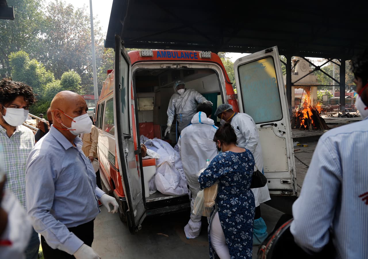 La llegada de un grupo de cuerpos de víctimas de la pandemia a un crematorio en Nueva Delhi, el 19 de abril. En total, la India ha registrado más de 15 millones de casos y unas 180,000 muertes por coronavirus, y los expertos aseguran que es muy posible que las cifras reales sean mucho mayores.