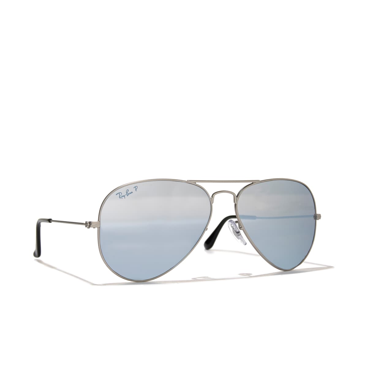Los Aviator Sunglasses de Ray-Ban tienen la misma función: proteger y estilizar, aunque con menos oscuridad.
