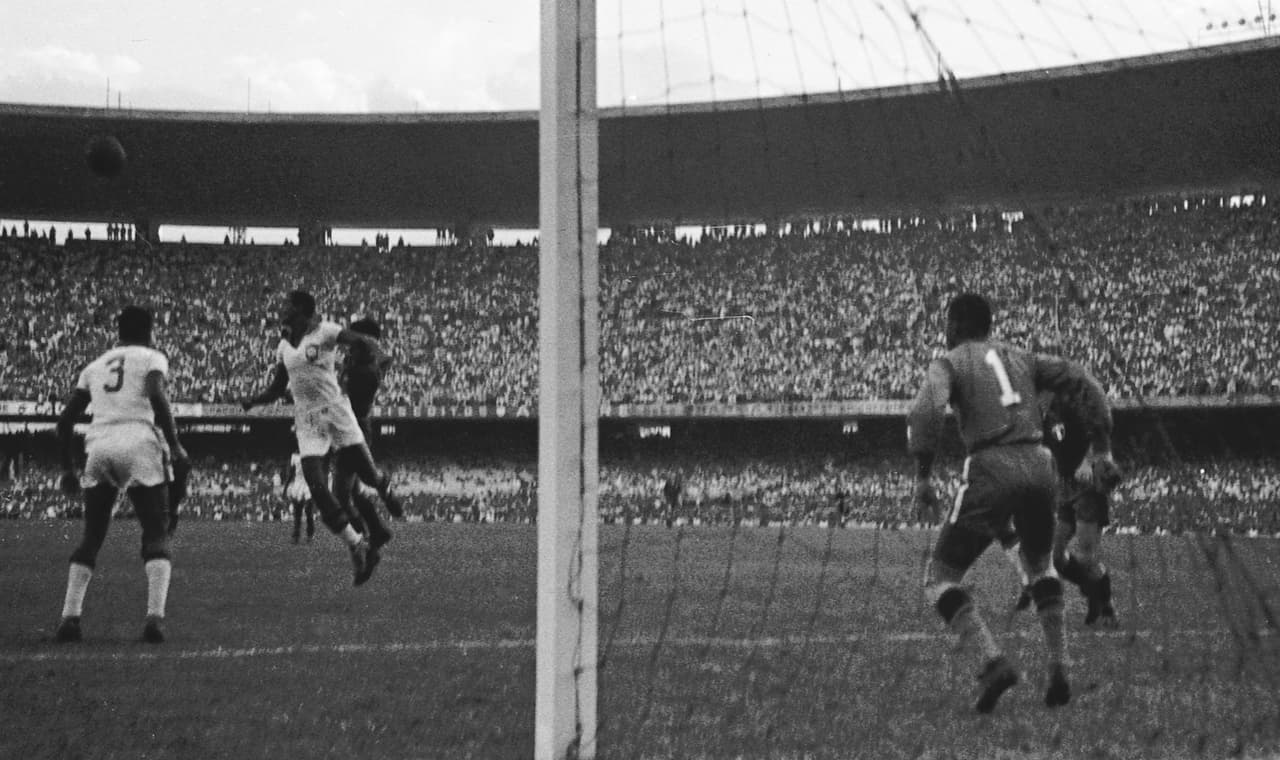 Justamente, el partido inaugural fue ante la selección local en el estadio Maracaná. El juego lo ganó Brasil con un contundente 4-0.