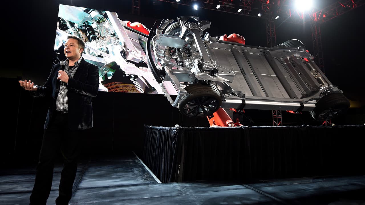 <h3 class="cms-h3-H3">Tracción integral con motores dobles</h3>
<br>Musk promete cantidades “locas” de torque gracias a un sistema de tracción integral basado en arreglo de motores dobles, uno en cada eje, similar al utilizado en los Model S y Model X, y al nuevo Jaguar I-Pace. Suena muy prometedor para una camioneta pickup en la que el torque lo es todo.
<br>