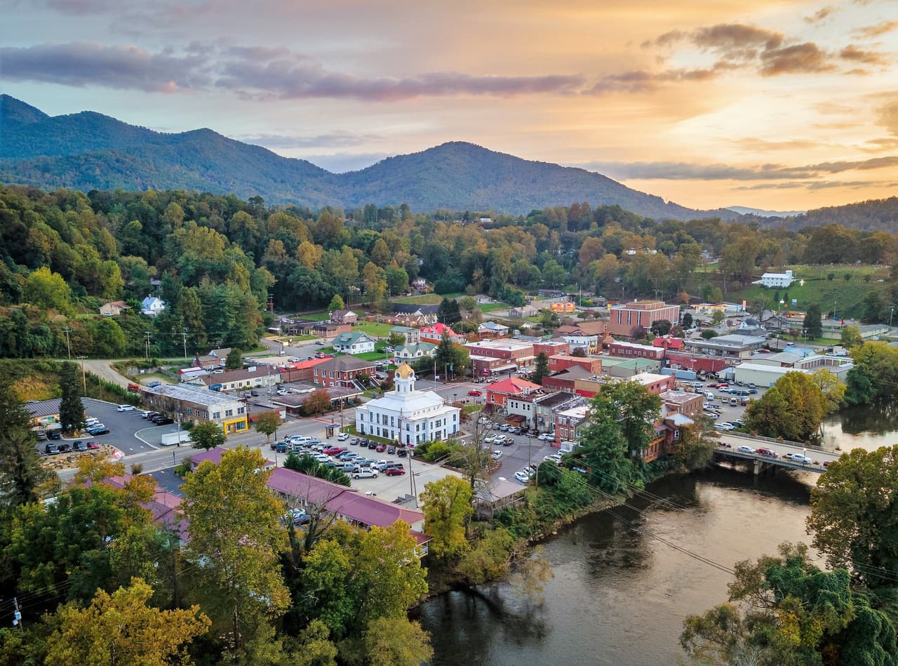 <b>Bryson City -</b> Imagínate los árboles floreciendo por todas partes mientras abordas el ferrocarril Great Smoky Mountains Railroad o conduces hacia Road to Nowhere. A medida que el clima mejora,
<b><a href="https://www.brysoncitync.gov/index.asp?fbclid=IwAR11NXavT4mmAyr_ToOrB4HDy5VYltB9BOvfonHIU_7-1F0BwLNT2kNpUj8">Bryson City</a></b> es uno de los mejores destinos para las vacaciones de primavera en Carolina del Norte.