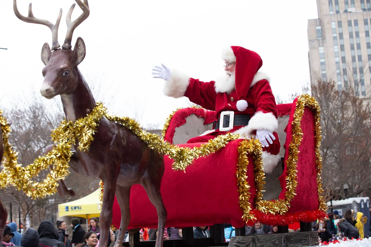 El desfile también cuenta con la alegría navideña y la visita de Santa.