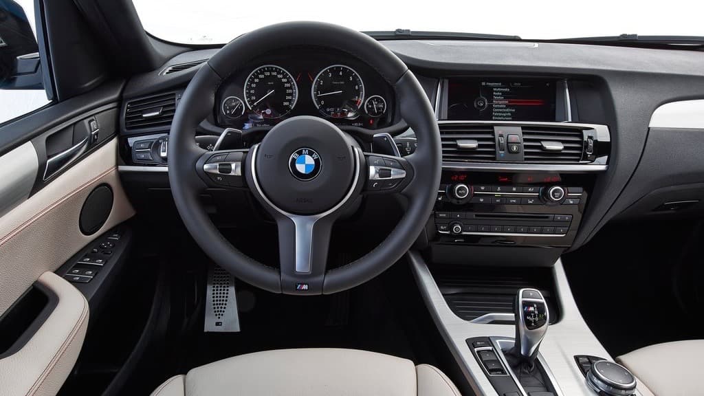 Con un centro de gravedad más bajo que las de las SUVs tradicionales la BMW X4 logra un interesante balance entre buen manejo y transporte práctico.