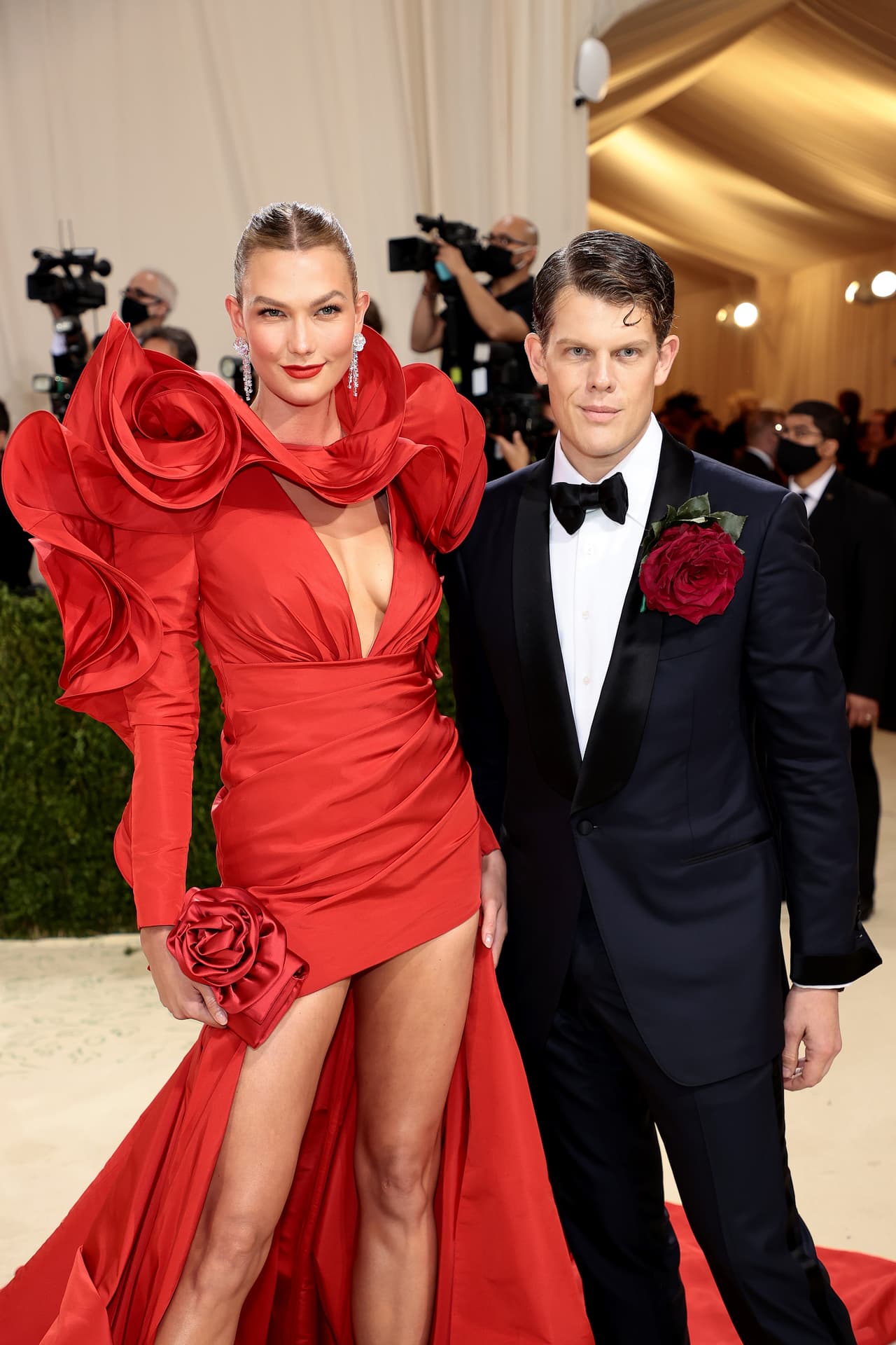 La supermodelo estadounidense Karlie Kloss eligió un diseño de Carolina Herrera en color rojo con volantes en forma de pétalos de rosa.