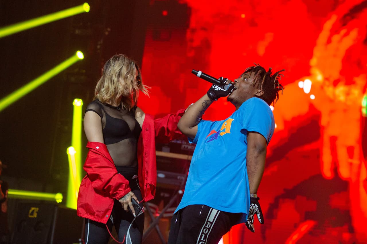 "Solo quería venir aquí y hacerles saber a todos que 
<b>Jarad amaba a cada persona </b>que ayudó en esta tierra. Él literalmente amó a cada uno de ustedes", dijo Lotti, según reportaron medios como 
<b><a href="https://edition.cnn.com/2019/12/16/entertainment/juice-wrlds-girlfriend/index.html">CNN</a></b> y 
<b><a href="https://www.etonline.com/juice-wrlds-girlfriend-speaks-out-for-the-first-time-since-late-rappers-death-138050" target="_blank">Entertainment Tonight.</a></b>