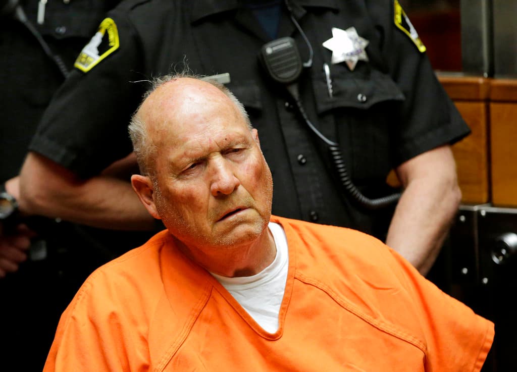 <b>Joseph James DeAngelo</b>, también conocido como "The Golden State Killer" o "violador del área este", se desempeñaba como policía y es sospechoso de cometer al menos 13 homicidios y más de 40 casos de abuso sexual entre los años 70 y 80, la mayoría de ellos en Sacramento.
<br>
<br>A partir de 1986 detuvo su actividad delictiva y no se supo de él hasta el año 2018, cuando fue detenido en relación con 
<b>seis homicidios</b> por los cuales 
<a href="https://www.univision.com/local/sacramento-kuvs/el-asesino-del-golden-state-es-sentenciado-a-varias-cadenas-perpetuas-por-homicidios-de-hasta-hace-50-anos">fue condenado a cadena perpetua</a>. Autoridades lo ligan a otros 26 crímenes.