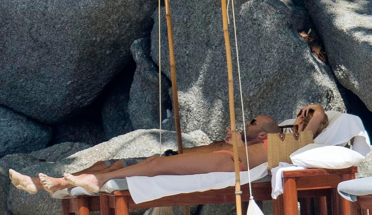 Mientras Rosie disfrutaba de un libro, Jason se relajó escuchando música.