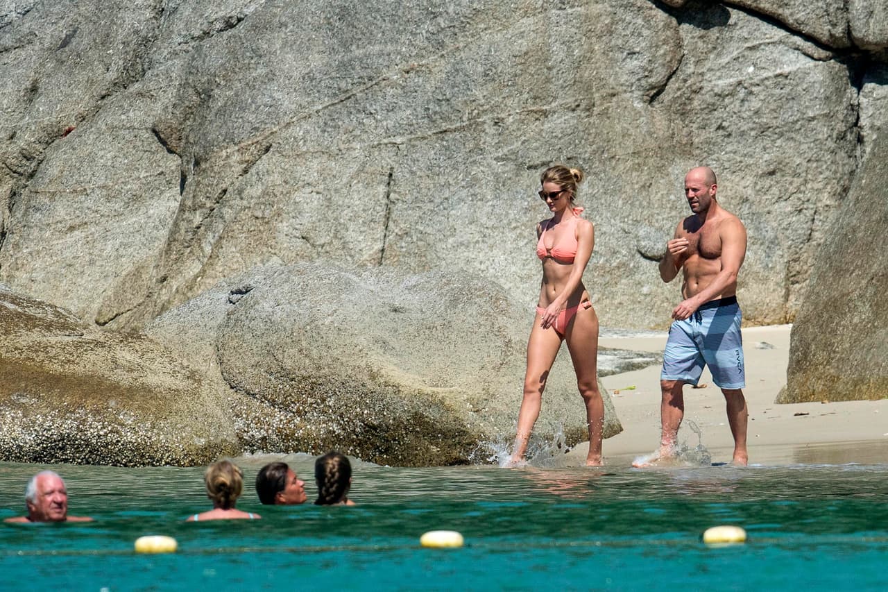 La modelo y el actor de películas de acción se lanzaron a un chapuzón.