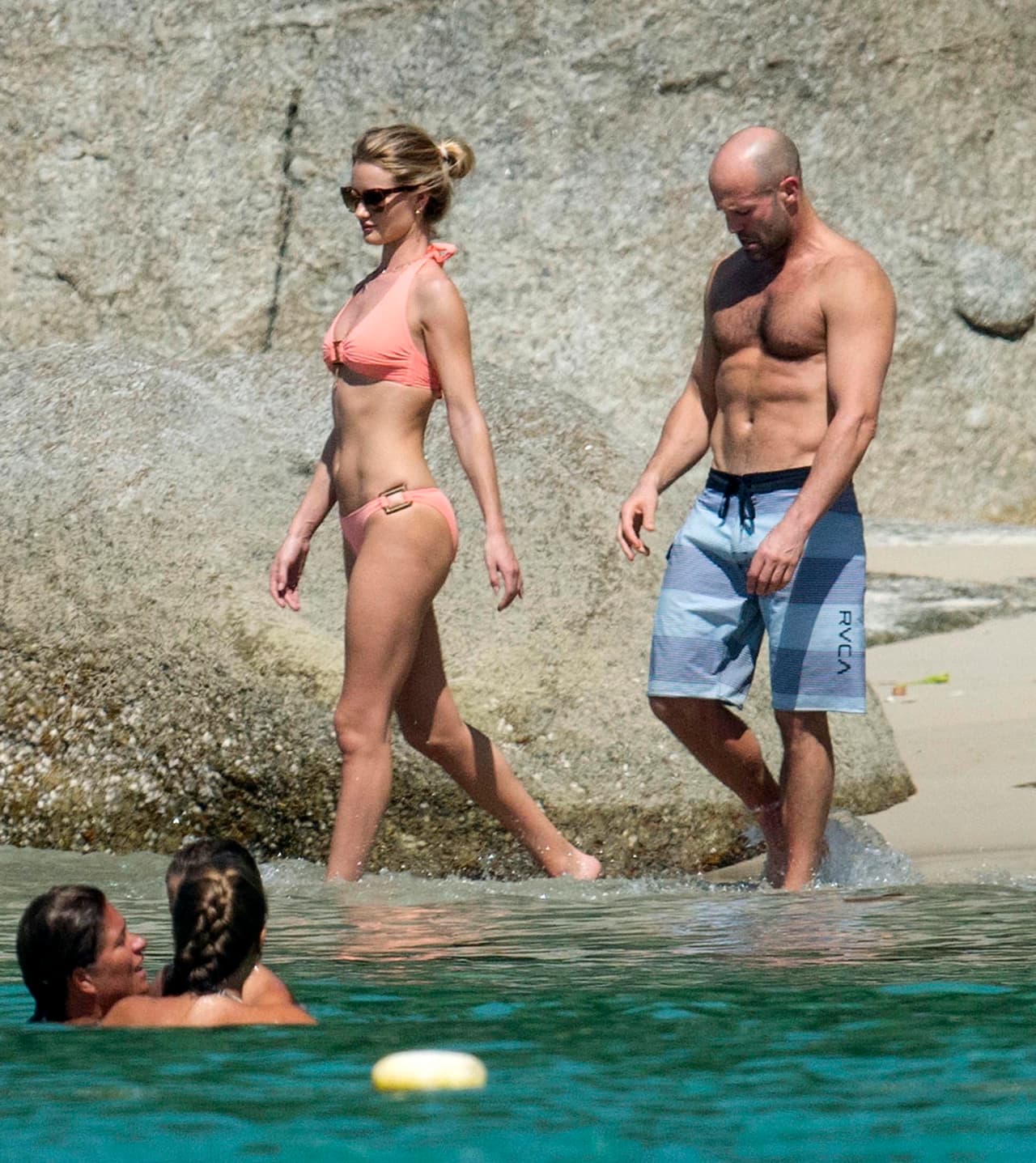 Rosie llevaba un bikini rosa crema que resaltaba su hermosa piel y sus curvas de envidia.