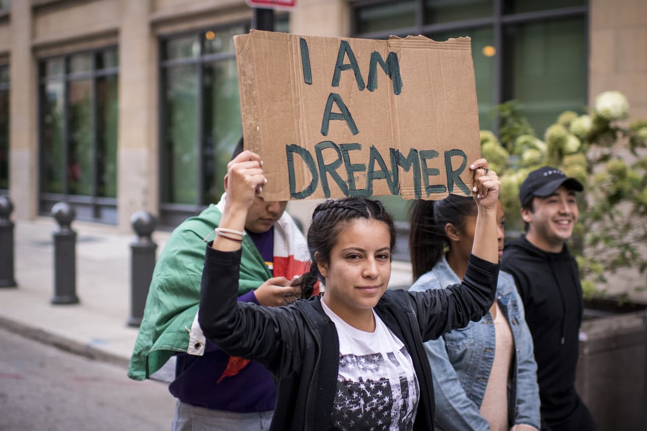 Líderes republicanos en el Congreso aceptan debatir un plan migratorio ante la presión de una revuelta interna
