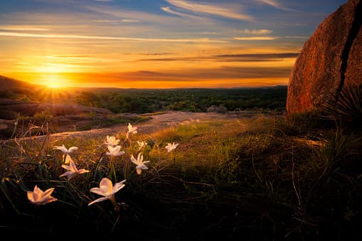 <b>Enchanted Rock State Park</b> 
<br>Fredericksburg, TX 
<br>
<br>Si a ambos les gusta escalar, este es un buen lugar para proponer matrimonio. Al llegar a la cima, tienes una vista que alcanza ver la ciudad de Fredericksburg y terrenos llenos de árboles y verdor. Es un lugar romántico para ver un amanecer o un atardecer desde este punto de vista.