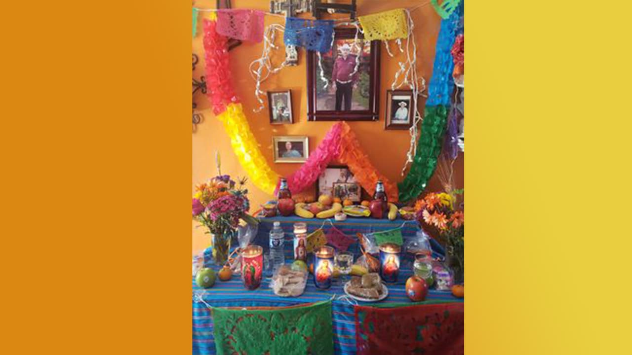 Juany Carranza nos compartió su altar de muertos vía Repórtalo, la herramienta de Noticias 23 que escucha a la comunidad hispana del norte de Texas.
