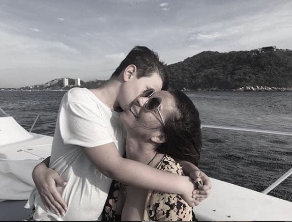 “Santi está enorme, es el amor de mi vida en hombre, como hombre porque si no se pone celosa Valentina", dijo en entrevista para el reportero 
<a href="https://www.facebook.com/1580692658672456/videos/472360390248724/?__xts__%5B0%5D=68.ARDUdoeW7UJDQHpOriIrMEBBji8eUGZUhHkhph37VRixCw0ZvrEJdtchMDAjhubEv9Rl2ht9tsE1e8si5JNMZAqU3_p_HAhDChxucst7xNCCJ47AvkuJtfdUQOKGVw_uG9ukUz40Xf-RLZHpx4VAFMQB2d6BfbywIxc6iGpQDHilvzh1gT50OqcPVU2kl29CQpB6x248CvBMCzGCoE_qnLhwu8i6uD0h865flYZeTWQgBXK908x7_4wF9D1eBfCLLprPlOJfQqm6GCqru0EAr35B8dKdIeNIm63RbKFDHpX_LZ_y234TaXM9heRC54B35bs4uxd2vYxJx96Y4ARPSGI5Wwj0UUZ3vQOnbGRn&__tn__=-R" target="_blank">Edén Dorantes </a>el pasado 20 de junio.