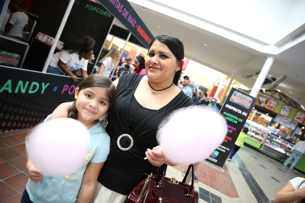 Agunos papás disfrutaron de los dulces con sus hijos.
